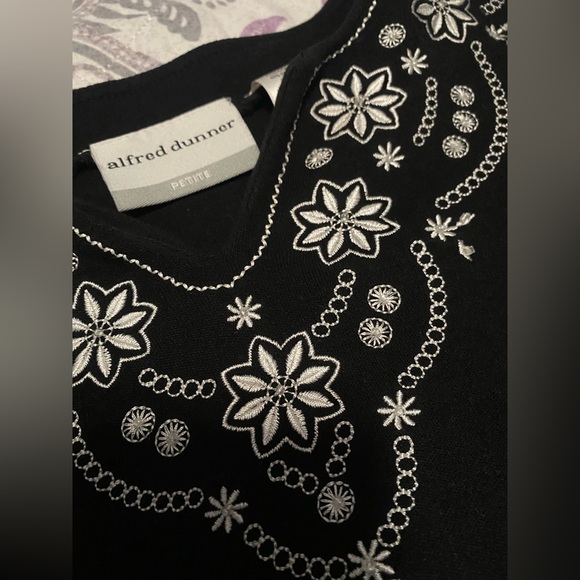 Embroidered top - Picture 2 of 2